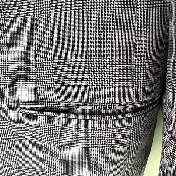 Paul Stuart
Wool 8 Silk Plaid Paul Jacket
Item No. 71135847-N410
$2,495.00 - Picture 7 of 7